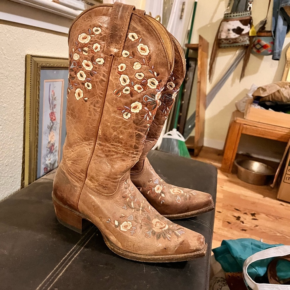 Size 6 Floral Snip Toe Boots